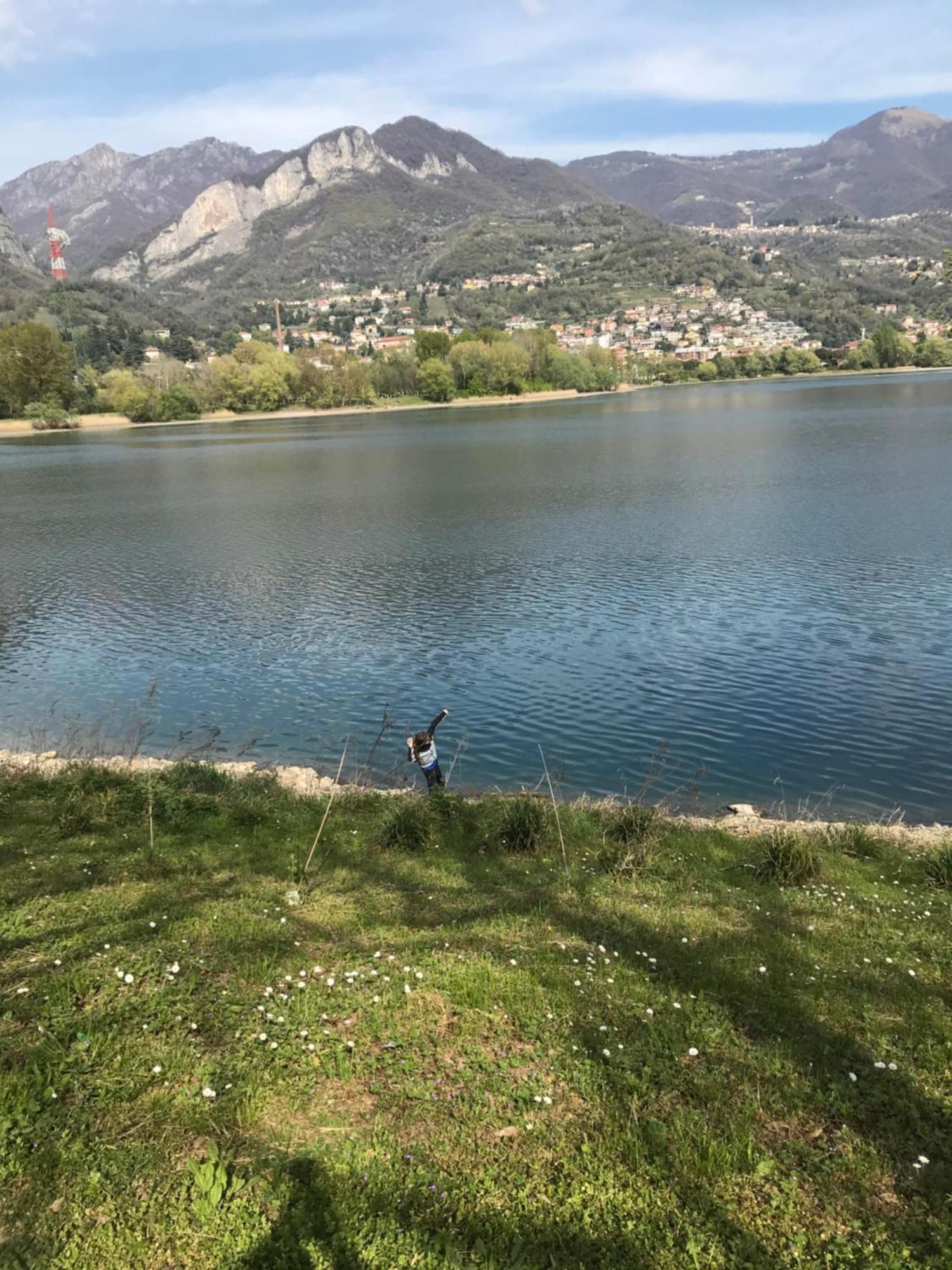 Iuli Lake Home Tra Lago E Montagna Olginate Bagian luar foto